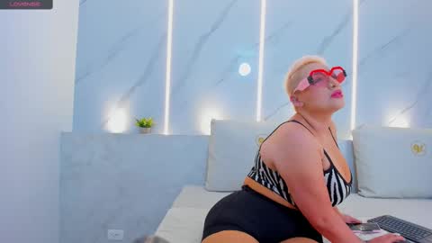 Mia  online show from 12.05.24