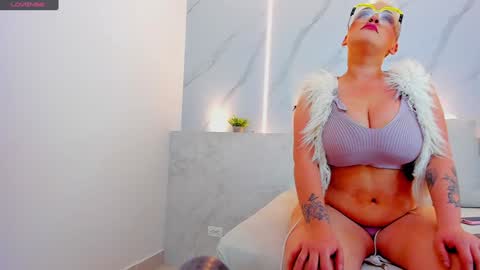 Mia  online show from 01.08.25