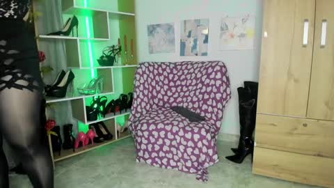 Mia Bellatrix online show from 01.07.25