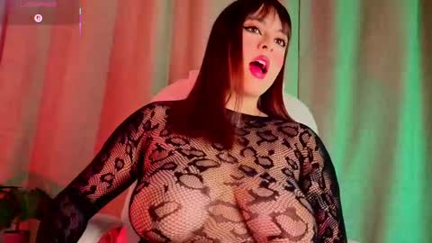 Snapshot of mia_bonneett chatting on 10.05.25   online show from 10.05.25