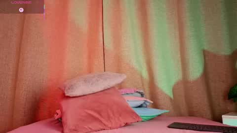 Snapshot of mia_bonneett chatting on 10.17.25   online show from 10.17.25