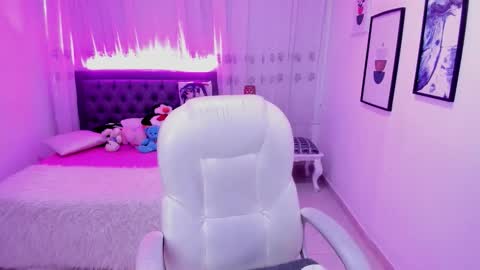 Snapshot of mia_clay1 chatting on 12.03.25 Mia online show from 12.03.25