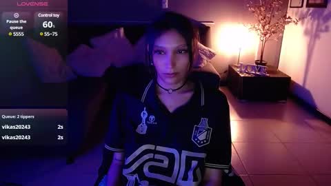 Snapshot of mia_collens_ chatting on 01.08.25 MIA online show from 01.08.25