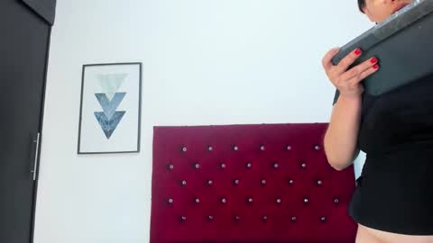 mia online show from 10.15.25