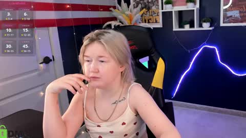 Snapshot of mia_ferd chatting on 04.28.26 Mia online show from 04.28.26
