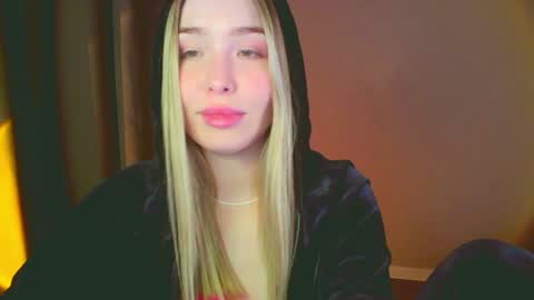 Snapshot of mia_fleur_ chatting on 01.11.25 Mia online show from 01.11.25