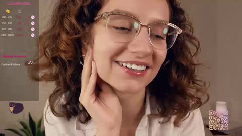 Snapshot of mia_frizz chatting on 09.23.25 Mia  online show from 09.23.25