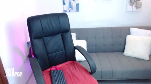 Mia online show from 09.14.25