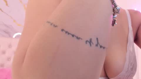 Snapshot of mia_jonnees chatting on 10.15.25 online show from 10.15.25