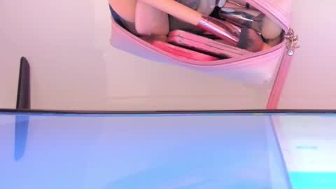 Snapshot of mia_jonnees chatting on 10.18.25 online show from 10.18.25