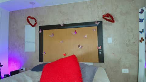 MIALOPEZ      .     Y      .      online show from 04.16.26