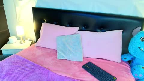 Mia online show from 09.18.25