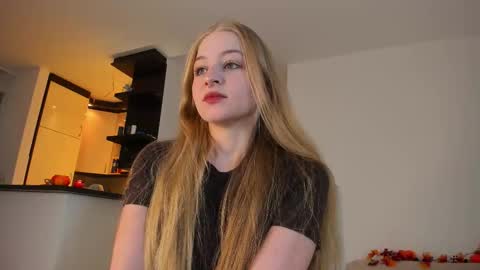 Snapshot of mia_meows chatting on 09.23.25 Mia here Appreciate your support online show from 09.23.25