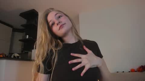 Snapshot of mia_meows chatting on 10.15.25 Mia here Appreciate your support online show from 10.15.25