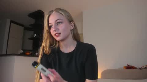 Snapshot of mia_meows chatting on 10.23.25 Mia here Appreciate your support online show from 10.23.25