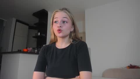 Snapshot of mia_meows chatting on 10.26.25 Mia here Appreciate your support online show from 10.26.25