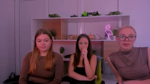 Snapshot of mia_moah chatting on 10.21.25 mia_moah online show from 10.21.25