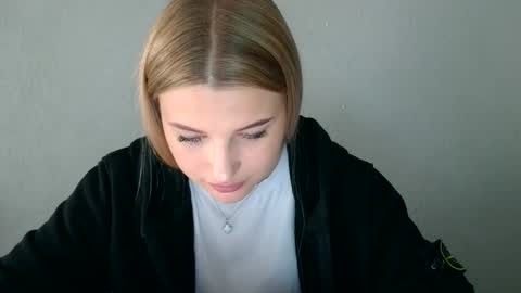Snapshot of mia_moon27 chatting on 09.11.25 Mia online show from 09.11.25