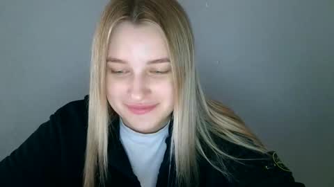Snapshot of mia_moon27 chatting on 09.12.25 Mia online show from 09.12.25