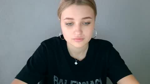 Snapshot of mia_moon27 chatting on 09.14.25 Mia online show from 09.14.25