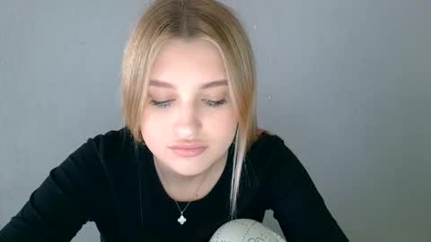 Snapshot of mia_moon27 chatting on 09.15.25 Mia online show from 09.15.25