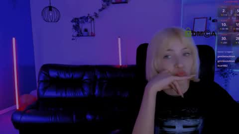 Snapshot of mia_mooon_ chatting on 04.25.26 mia_mooon_ online show from 04.25.26