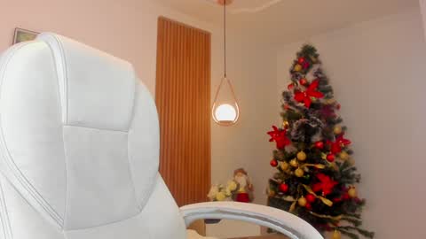 Snapshot of mia_nevaeh chatting on 12.17.24 Mia Nevaeh - follow me online show from 12.17.24