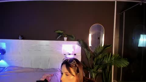 Snapshot of mia_noiir chatting on 05.20.26 Mia online show from 05.20.26