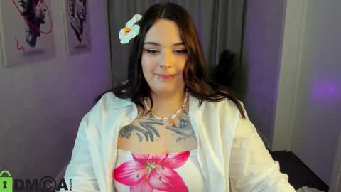 Snapshot of mia_r0ss chatting on 10.07.25 Mia online show from 10.07.25