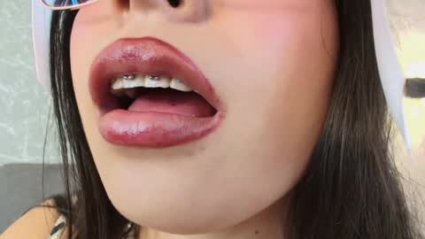 Mia Roux online show from 01.02.25