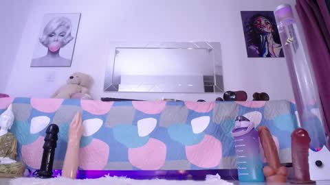 Snapshot of mia_starss chatting on 01.08.25 Mia  online show from 01.08.25