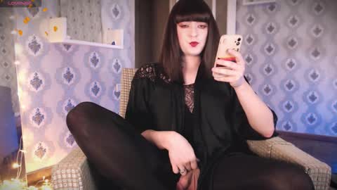 mia_wallase online show from 11.18.25