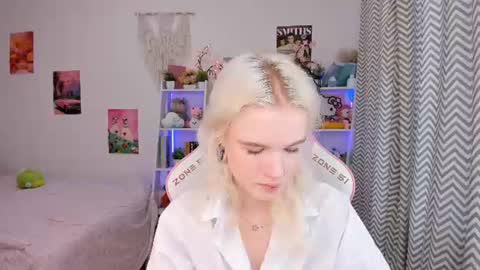 Snapshot of mia_waterlily chatting on 07.14.26 Mia online show from 07.14.26