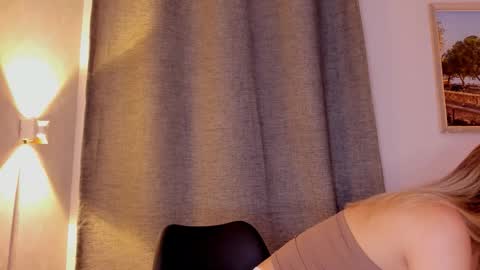 Mia White  online show from 10.02.25