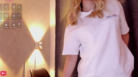 Mia White  online show from 11.01.25