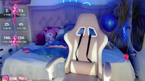 Mia online show from 10.31.25