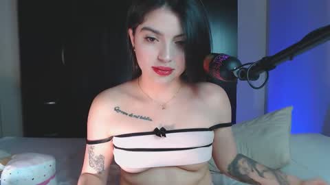 Mia  online show from 09.22.25