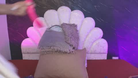 Mia online show from 04.21.26