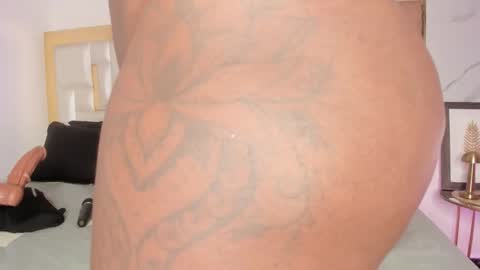 Mia  online show from 09.21.25