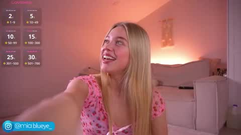 Snapshot of miablueye chatting on 10.04.25 miablueye online show from 10.04.25