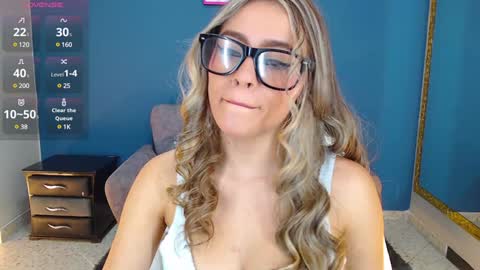 Snapshot of miacarperrlux chatting on 01.03.25 MiaCarper online show from 01.03.25