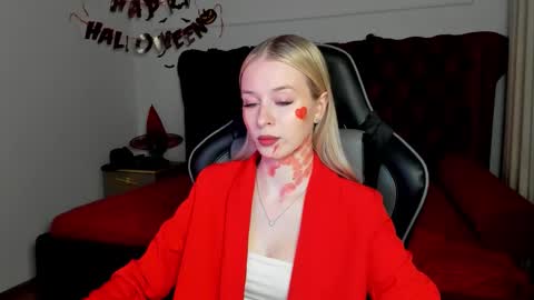 Mia online show from 10.31.25