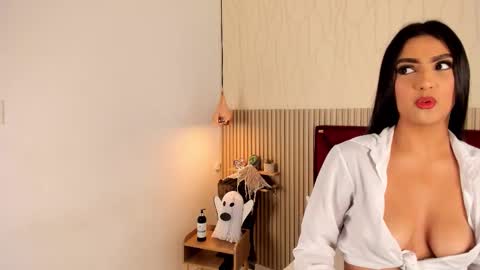 Snapshot of miah_bella chatting on 10.27.25 Miah and Bella online show from 10.27.25