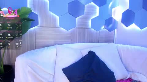 Mia  online show from 10.04.25