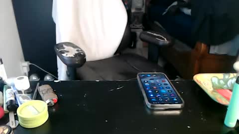 Snapshot of miaking chatting on 11.06.25 Mark online show from 11.06.25