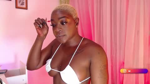 Snapshot of miaknox chatting on 02.04.25 Mia online show from 02.04.25