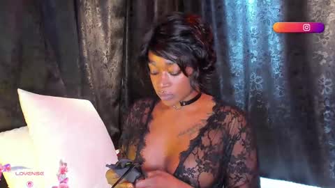 Snapshot of miaknox chatting on 10.14.25 Mia online show from 10.14.25