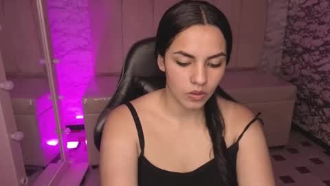 Snapshot of mialover_v chatting on 09.23.25 Hi Stream 1500 to 2100 online show from 09.23.25