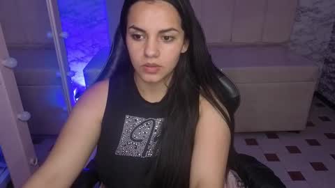 Snapshot of mialover_v chatting on 10.03.25 Hi Stream 1500 to 2100 online show from 10.03.25