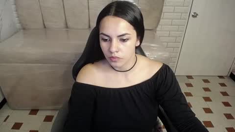 Snapshot of mialover_v chatting on 10.04.25 Hi Stream 1500 to 2100 online show from 10.04.25